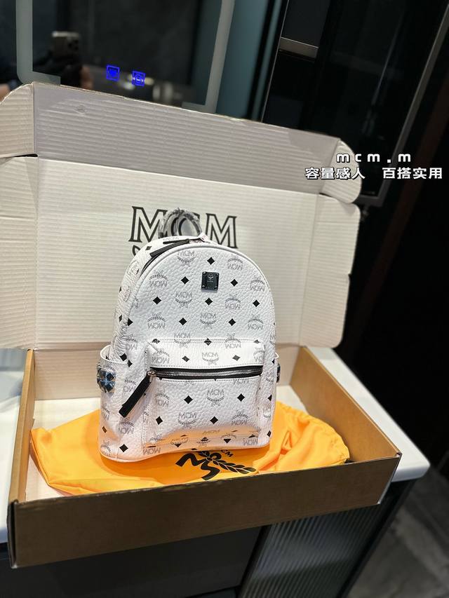 礼盒包装 Mcm双肩包巧妙的丝印效果，立体而自然，以中轴为对称中心线的上线倒向对称，十分完整完美，尤其包型 超有弧度感的！尺寸中号27 32Cm