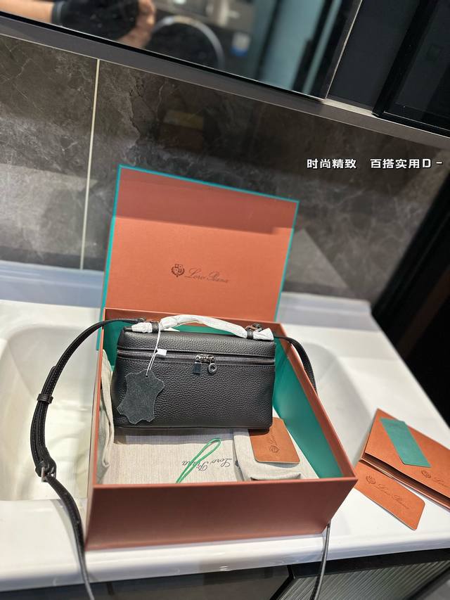 礼盒包装 Loro Piana L19 单肩包听说这支已经一包难求啦超级低调的小包包 不华丽但就是很有品 这就是lp一直以来的魅力所在吧～ 不光颜值在线容量也绝