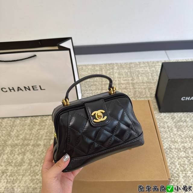 折叠盒 Chanel香奈儿医生包可以放手机的容量、实用与美貌并存黑金油蜡皮 复古高级 质感拉满！皮革夹子开合设计 吸睛亮眼！尺寸18*12