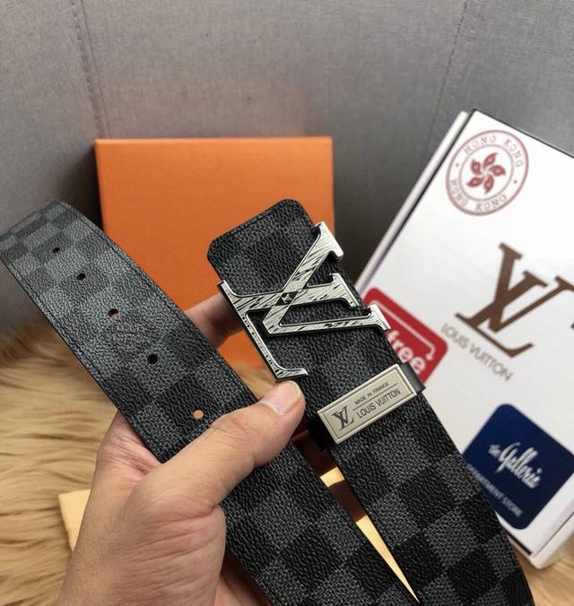 礼物 Lv宽度：4.0Cm 专柜同步，Pvc搭配头层牛皮搭配精致钢扣，时尚百搭，追求高端 品味的体现，休闲高大上！ Iphone实物实拍， 上身效果超好，抓紧转