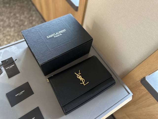 礼盒包装ysl Kate圣罗兰王子文同款 Woc 链条包 圣罗兰 Ysl 专柜最新同步款，来自最新一季的绝妙设计，经典的monogram Logo点缀，超大容量