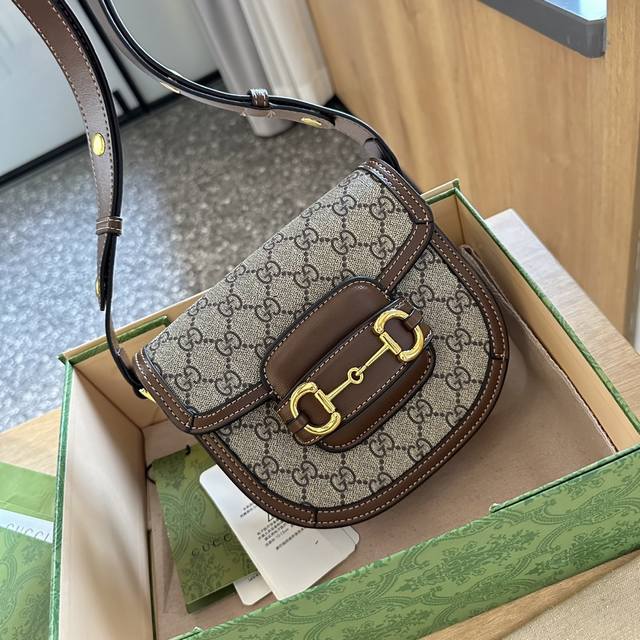 折叠礼盒包装gucci 1955 Horsebit Bag 马鞍包 经典的马衔扣+Monogram+棕色勾边设计，满满的复，斜挎，短肩带单肩带，长肩带单肩带都很