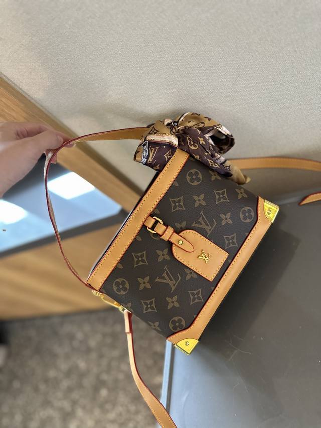 礼盒包装 Ysl Lv Dior这款便当包虽然方方的，但是它的好处就是，不是定型包，塌塌的懒懒的感觉，很随意，背上身也不会太正式老气，还有容量巨大！F家 颜色就