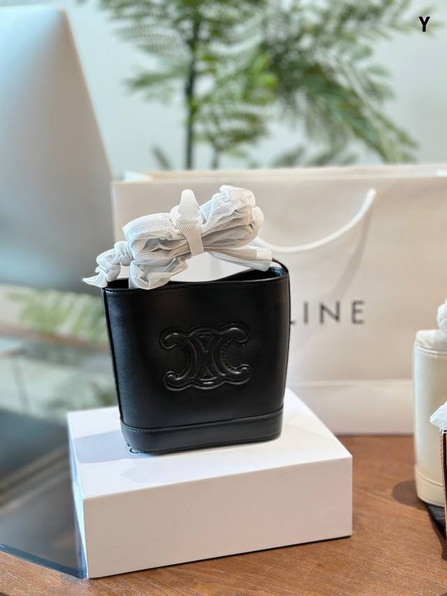 Celine 限定款 Bucket Triomphe迷你水桶包浅粉红色满满春天的气息扑面而来当尺寸 19.5X16X 7厘米 可以斜挎和肩背按扣开合