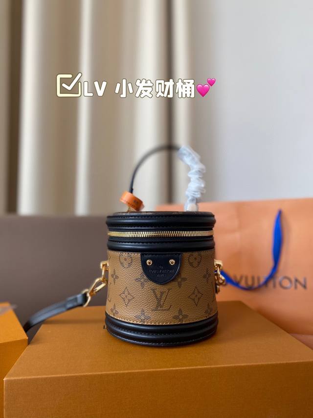 小号 配折叠盒子 Lv 发财桶 备受拥戴拥有超久历史 华丽感爆棚 入门级轻熟款 秀气精致很提气质 单肩,斜挎百变偏爱这种百搭大气超女人的包款尺寸 14Cm