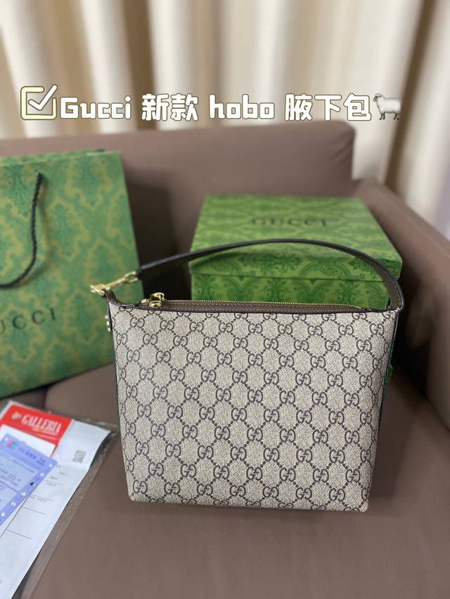 礼盒 Gucci 新款 Hobo 腋下包今天的气场是hobo给的！！！这个包真的非常融入日常，随性又时髦包身容量很大但又轻便小巧能很好的满足日常出门一见钟情，时