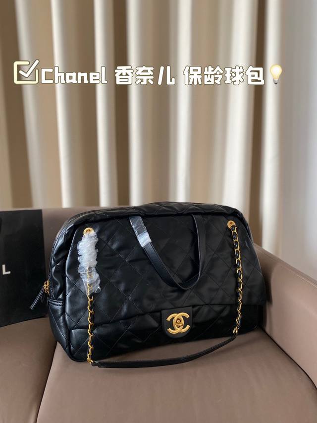 Chanel 香奈儿 保龄球包对对大包情有独钟的宝子看过来 使用率超高适合旅行使用 平时也是非常实用的容量更是满足我所有需求背上它就是最酷的妞了不愧是香奶奶，真