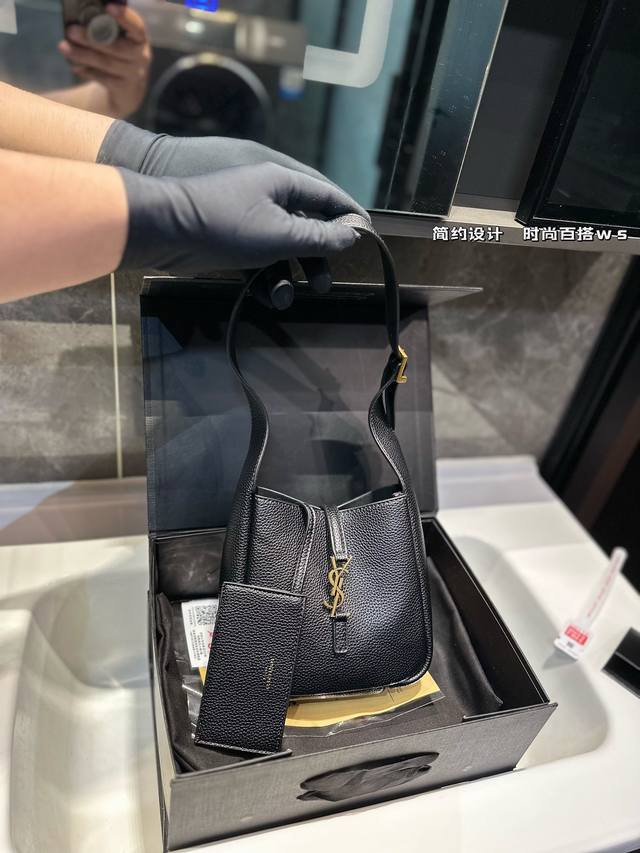 礼盒包装 Ysl Hobo腋下 水桶包 Ysi家当之无愧的入门经典款超级耐燥这个皮质真的是我最爱的皮质之一不怕刮牛皮的纹理也有质感 相比金链我更喜欢链非常耐看链