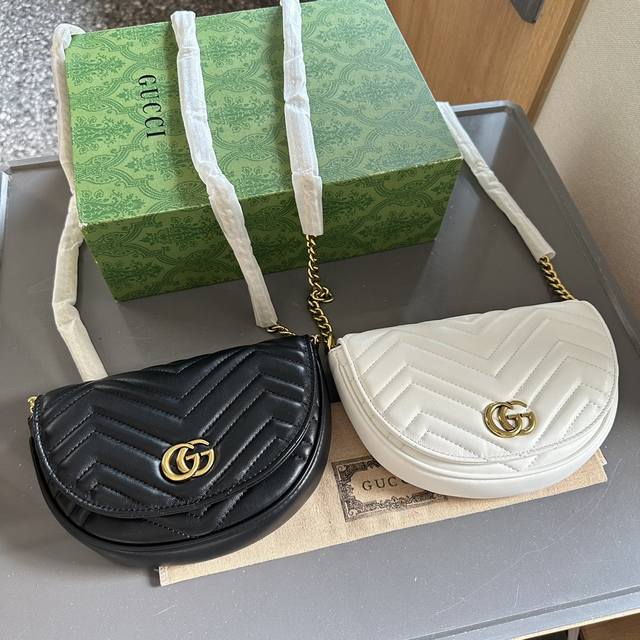 折叠礼盒包装gucci 24Ss马鞍包，看了很难不爱gucci 24Ss Marmont 马鞍包 这个款复古韵味特别浓，对版五金原版内里！上身效果也超赞，很难不