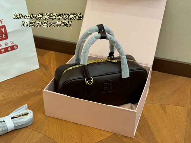 升级版配盒size：28*14Cm 23*12Cm Miumiu保龄球 新尺寸很难不爱啊啊！这个尺寸很难不动心哦！可手拎也可斜挎容量足足的~~出场就是miumi