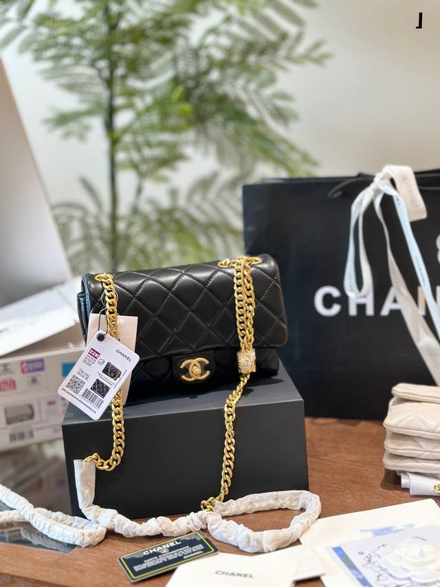 香风永存 Chanel 22K Cf风琴的优雅气息小香单品给人的爱一直是细腻精致高级优雅的时尚满满高级拿捏~优雅---百年22Cm