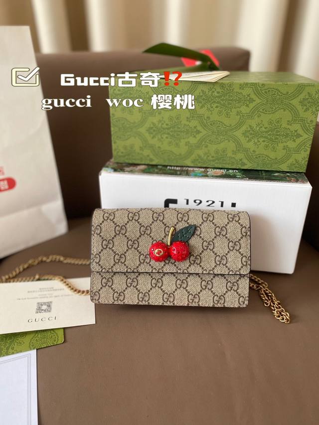 Gucci古奇 樱桃 这颗樱桃简直人见人爱！Garden纪念品 ～ 樱桃』一个三维的樱桃配件，镶嵌晶体矗立标志绝对撩得动少女心，甜美时尚的源头，炸街款必入尺寸