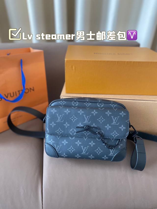 Lv Steamer男士邮差包融合驴牌众多经典元素，黑花+皮革可调肩带+链条，内外两层空间，外侧翻盖，内侧拉链，容 量比较足够，完全满足日常生活休闲，值得入手全