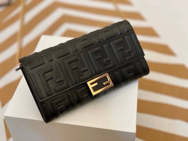 Fendi 621666颜色 黑色 黑棕色尺寸 19*10.5*3.5Fendi 专柜同步，可肩背专柜品质顶级进口牛皮 海外订制钥匙扣五金 做工油边精湛