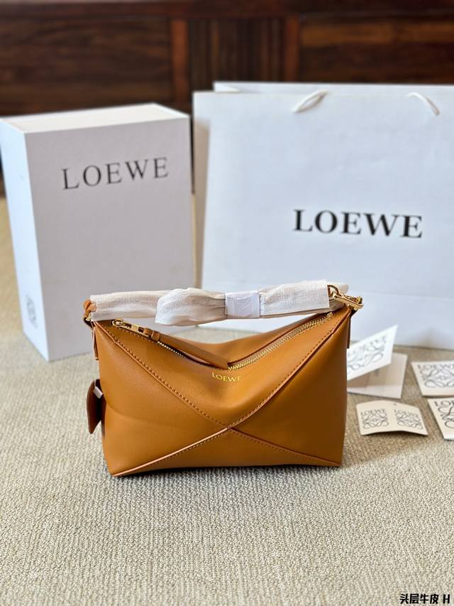 头层牛皮 Loewe Puzzle Fold Pouch小包 惊不惊喜，意不意外老罗家又又又出新爆款了的真的是持续稳定的输出中喜欢极简线条皮质包的姐妹一定要看看