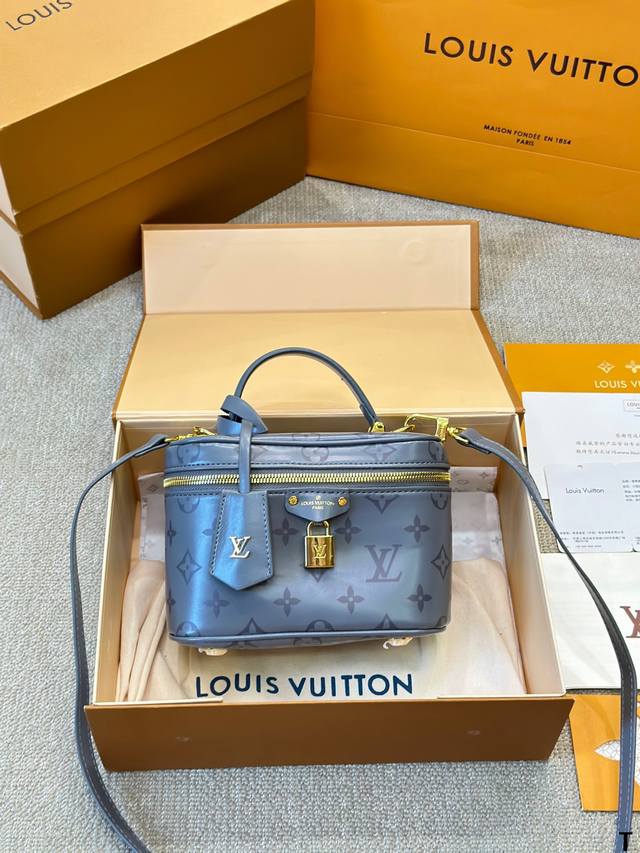 牛皮版本 Lv Vanity 化妆箱 造型设计感强烈的化妆箱链条包。采用标志性的l箱包元素，尽显浓烈的复古情怀色调。灵活运用拼色风格，金属与皮质编织糅合的肩带设