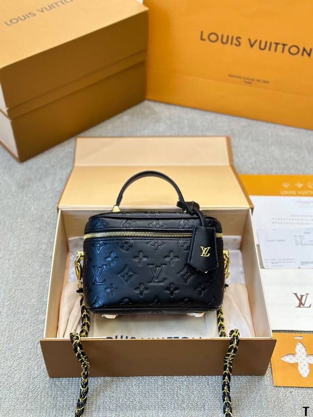 牛皮版本 Lv Vanity 化妆箱 造型设计感强烈的化妆箱链条包。采用标志性的l箱包元素，尽显浓烈的复古情怀色调。灵活运用拼色风格，金属与皮质编织糅合的肩带设