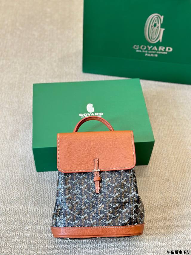 牛皮版本 Goyard 戈雅mini双肩包造型简洁大气肩带多种调节方式，三种背法。看似小巧的造型却有着超大的容量，再加上有品牌专利技术的特殊小牛皮，手感极度柔软