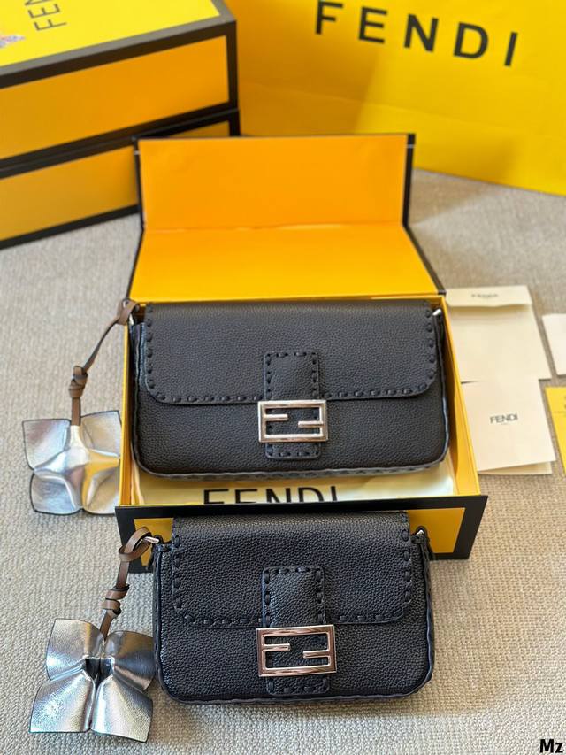 牛皮版本 Fendi Vintage法棍包 2023年米兰时装周街拍中，潮人们背的最多的包包大概就是fendi芬迪的这款腋下包了 经典布料 有种慵慵懒懒的街头风