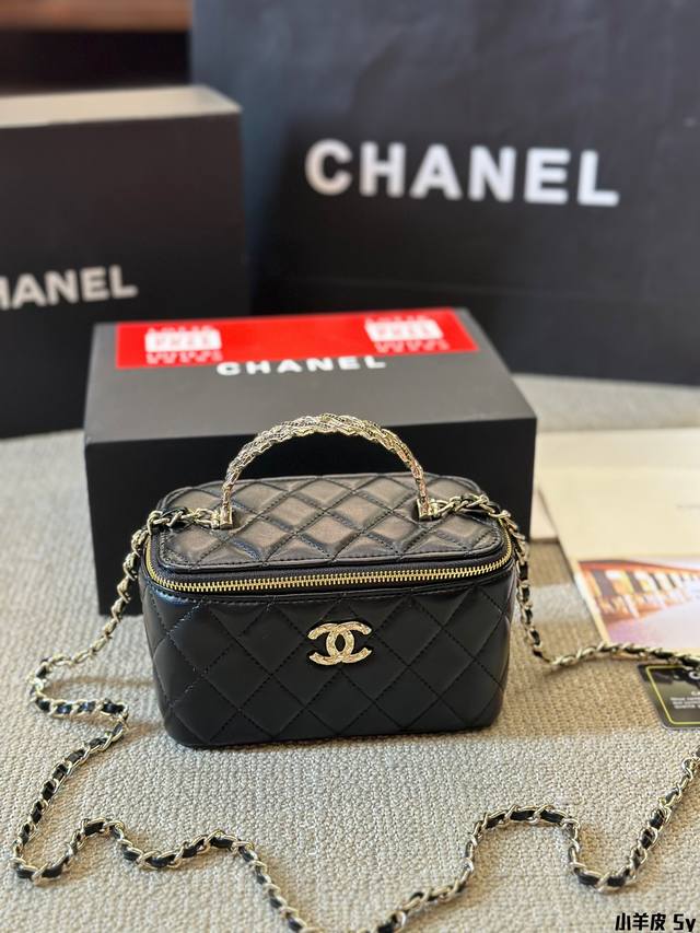 小羊皮 新品 Chanel 24K水钻 手柄化妆长盒子自带镜子〇随身随地可补妆低调优雅的钌银色手柄镶嵌小钻石：近看很精致，走到哪都能美美哒～五金：全铜钌银色尺寸