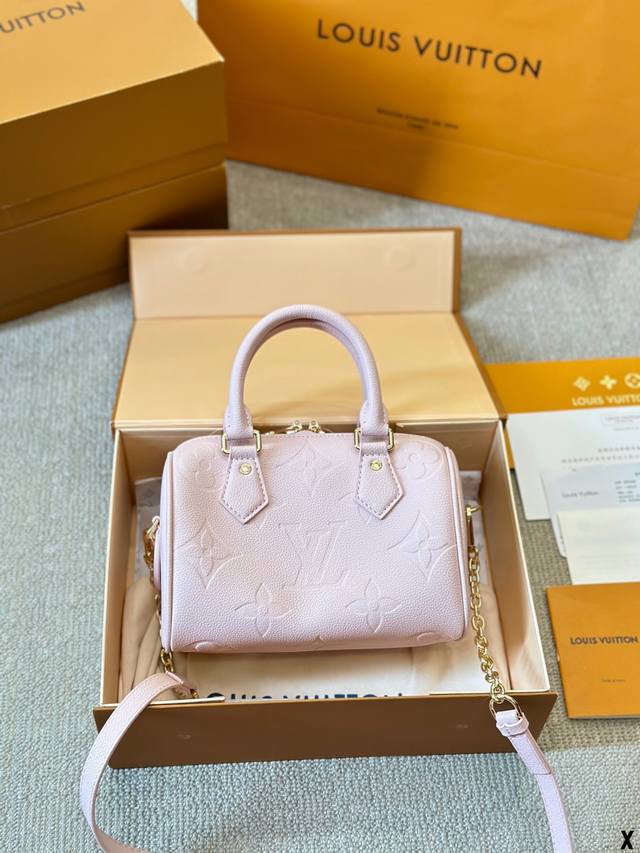 牛皮版本 Lv Speedy 20Cm枕头包 无论版型 内里和专柜毫无差别 真正原版复刻 内里可拆卸 火遍全球的爆款机场大包 机车女神包 明星同款 贵气而充满活