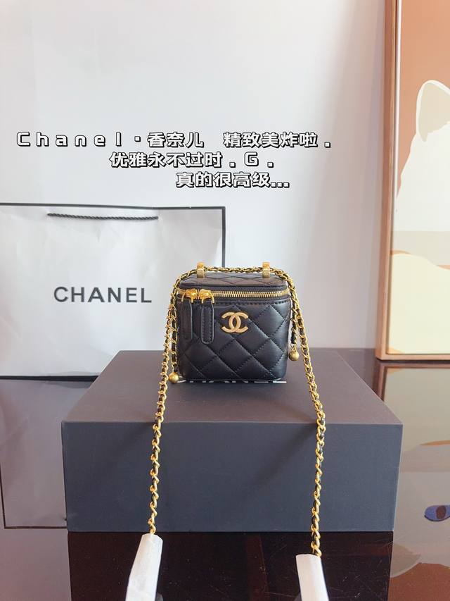 配礼盒 Chanel 香奈儿 双金球化妆包 时时刻刻展现最美的你。可单肩，斜挎，尽显女人优雅气质 是一款超级百搭的休闲链条包尺寸 ：10*7*9Cm