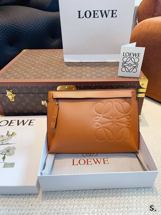 配礼盒loewe 罗意威 手包 520限定手袋 甜而不腻的日常搭配 颜值质感被拿捏住了 凹造型必备 尺寸：30*4*20Cm - 点击图像关闭