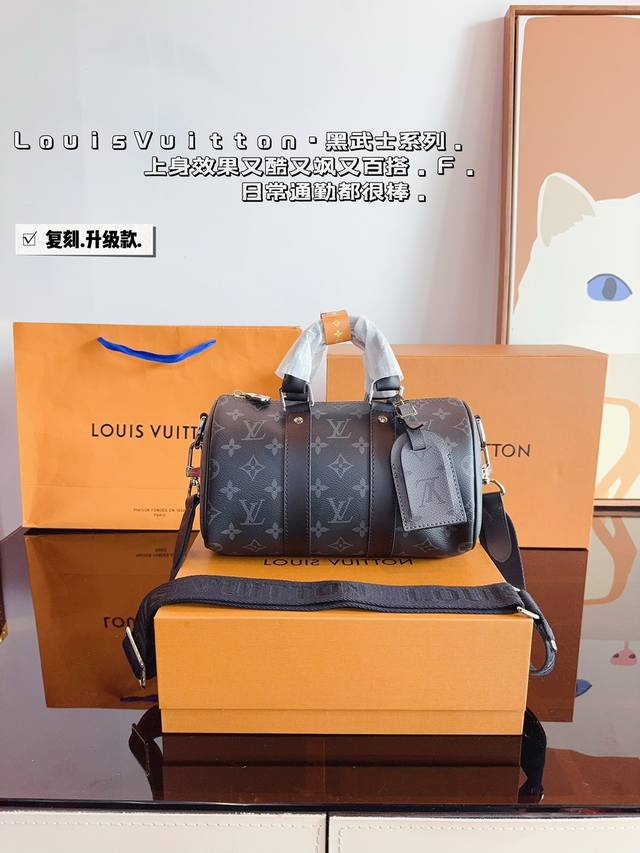 配礼盒.Lv X Nigo Keepall Xs 25枕头包 手袋是一款理想的都市手袋。 标志性的造型与经典的 Monogram 帆布，加之多种携带方式和奢华的