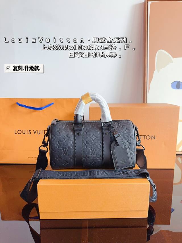 配礼盒.Lv X Nigo Keepall Xs 25枕头包 手袋是一款理想的都市手袋。 标志性的造型与经典的 Monogram 帆布，加之多种携带方式和奢华的