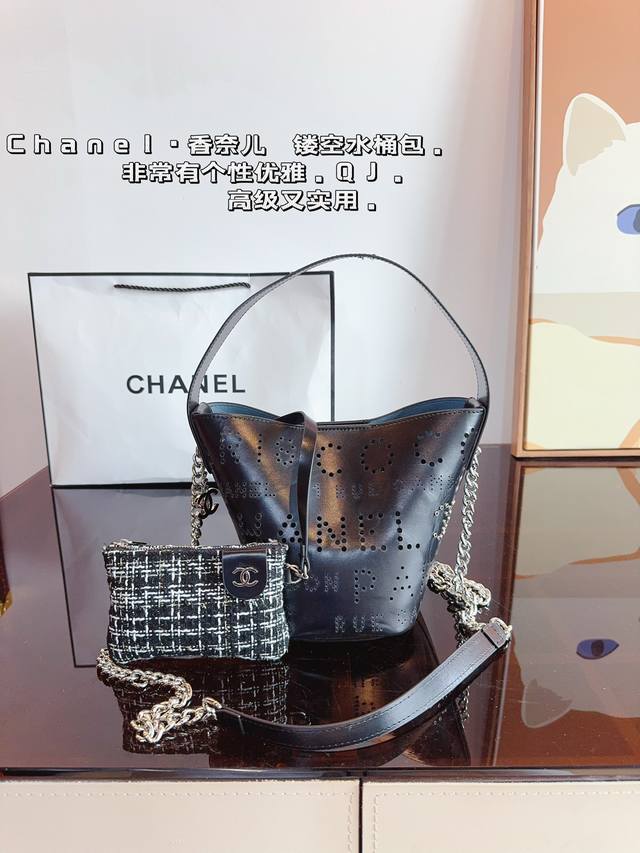 香奈儿 Chanel镂空水桶包简约大气风格 更加轻盈可轻松驾驭各种风格是每个酷酷女孩必入尺寸：19*13*21Cm