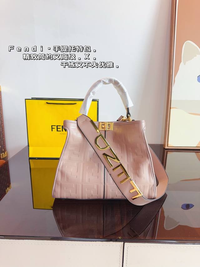 Fendi 新款满满的高级感明暗错落，时光流转。由kimjones打造的fendi2022秋冬女士手袋，重温fendi家族的往昔回忆，演绎刚柔并蓄的时装巧思。F