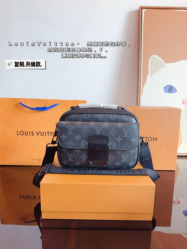 配礼盒. Lv S Lock 邮差包 Lv Slock新款 最新一季又出了很多老花男包我可太爱老花了买到就，是赚到。拿到手的实物比照片好看。感觉稳重的老花很多博