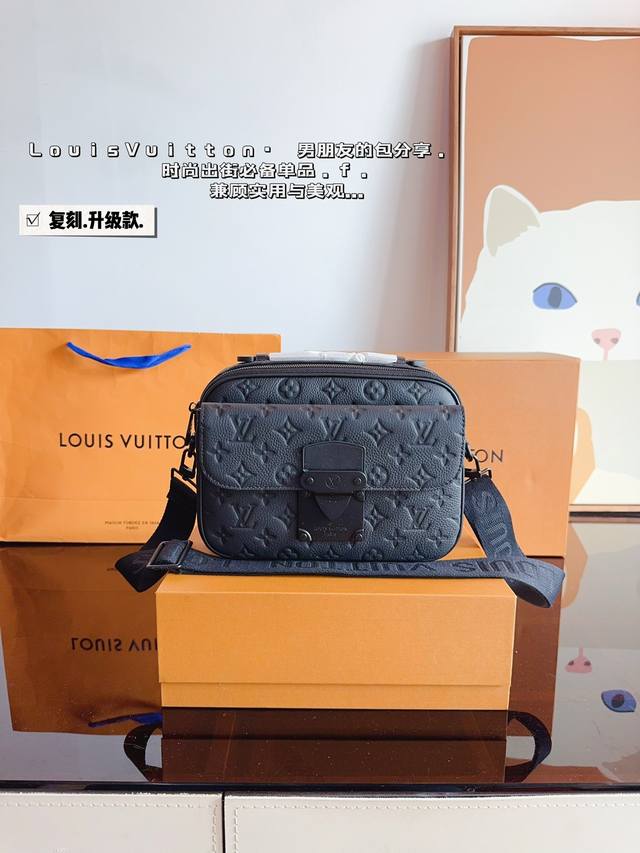 配礼盒. Lv S Lock 邮差包 Lv Slock新款 最新一季又出了很多老花男包我可太爱老花了买到就，是赚到。拿到手的实物比照片好看。感觉稳重的老花很多博