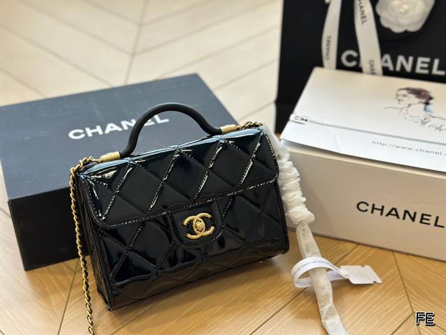 折叠盒chanel24A新品上市chanel香奈儿最新一季的24A正式上市咯这季的包包都十分好看哦专柜黑金的依然一包难求甚至很多都溢价 但是依然阻挡不了香奈儿精