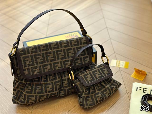 牛皮 152 132F家中古托特包 Fendi 新品 牛皮 这个款式是中古款 很软很有型尺寸：37*23Cm 20*11配折叠礼盒