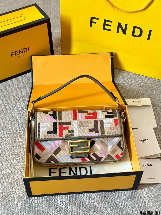 牛皮版本 Fendi7夕节限定包款fendi Vintage法棍包 2024年米兰时装周街拍中，潮人们背的最多的包包大概就是fendi芬迪的这款腋下包了 经典布