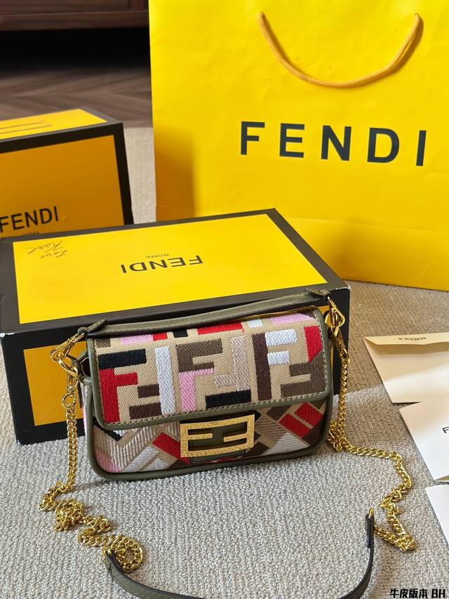 牛皮版本 Fendi7夕节限定包款fendi Vintage法棍包 2024年米兰时装周街拍中，潮人们背的最多的包包大概就是fendi芬迪的这款腋下包了 经典布