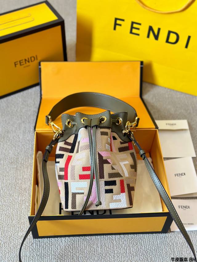 牛皮版本 Fendi7夕节限定包款-Fendi Mon Tresor小号水桶手袋2024年米兰时装周街拍中，潮人们背的最多的包包大概就是fendi芬迪的这款水桶