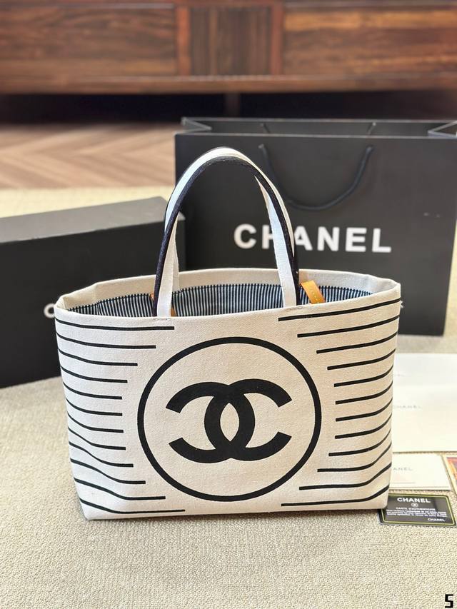 原版布 Chanel 中古牛仔布size: 33 25Cm中古vintage小香家 牛仔 购物袋王菲白百合同款哦！深受集美们的热爱哦腋下包很有感觉、