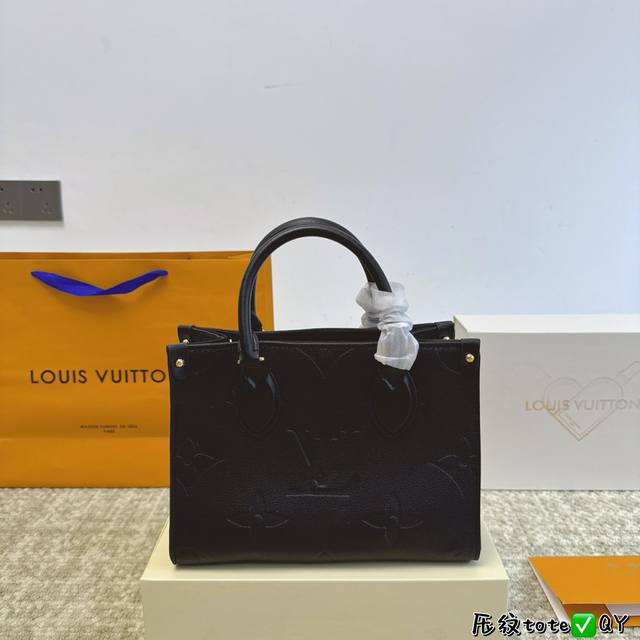 折叠盒 Lv本款onthego中号手袋释放monogram Empreinte压纹皮革的娴雅意味，可为当季造型注入盎然春意。充裕容量满足都市出行或商务所需，顶部