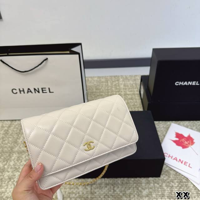 折叠盒 Chanel 香奈儿发财可斜挎单肩 链条可收入包内作为手包使用 上身后超显大气， 别看小小的 这个很能装哦 包内有卡位 拉链位 零钱位 小巧实用 人手必