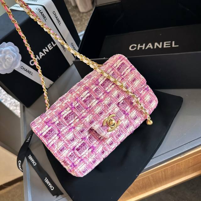 折叠礼盒包装chanel 新品 高级镶金镂空编织手柄 盒子包 化妆包 小箱子 最近的盒子包系列真的好火，小盒子当然是异常可爱啦。尺寸 21Cm