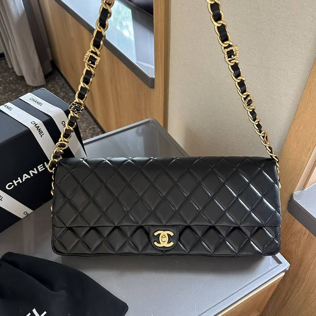 礼盒包装chanel24A法棍手拿包chanel 24A 高级手工坊 法棍手拿包，高级手工坊高级来袭的这一季的包包很复古很vintage~，皮质采用柔软的油蜡小