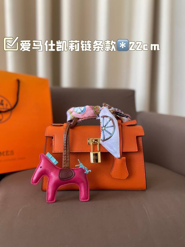 Hermes 爱马仕凯莉包～1代链条款h家永恒的经典. 凯莉包好随意搭配，不管怎么穿，随便一背都好看 而且一点都不挑人很显气质 ，原版定制超有feel 这款其实