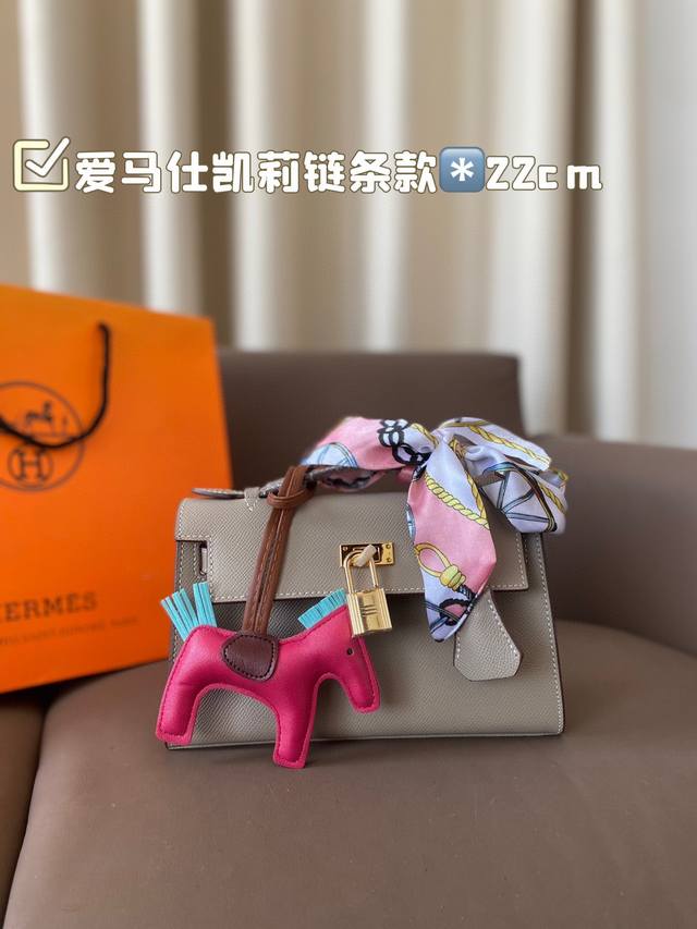 Hermes 爱马仕凯莉包～1代链条款h家永恒的经典. 凯莉包好随意搭配，不管怎么穿，随便一背都好看 而且一点都不挑人很显气质 ，原版定制超有feel 这款其实