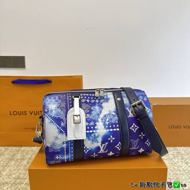 折叠盒 Lv Keepall 新品枕头包简直长在我的心头。男女同款！！！！男盆友的新包 尺寸27.13.17