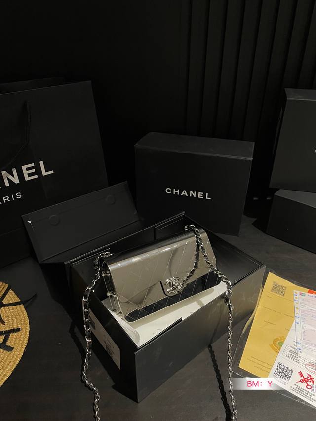 配折叠盒子 香奈儿 Chanel超高级金属包收藏系列超高级金属包走秀款收藏家系列整个包全部金属构造，应该算是cf里最最重工的一款了尺寸：18*9