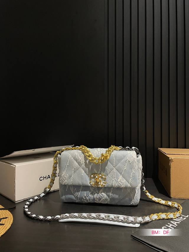 配折叠礼盒chanel 19香奈儿 新品 链条斜挎包 十几年经验师傅加工完成 顶级做工 双c标志 多层方便实用 颜值兼备 不能被超越 时尚美女首选 值得推荐全力