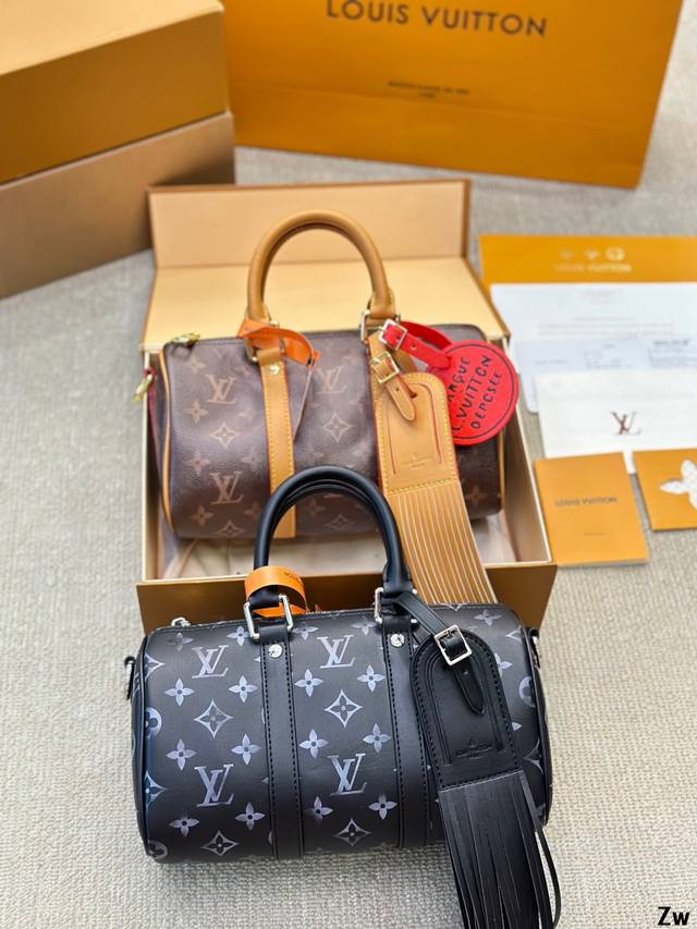 男帅女飒！！Lv Keepall25 路易威登 Keepall 25蓝色老花有辨识度又低调city的行李牌整个包包有不单调尼龙宽肩带 上身也不勒肩膀尺寸 25