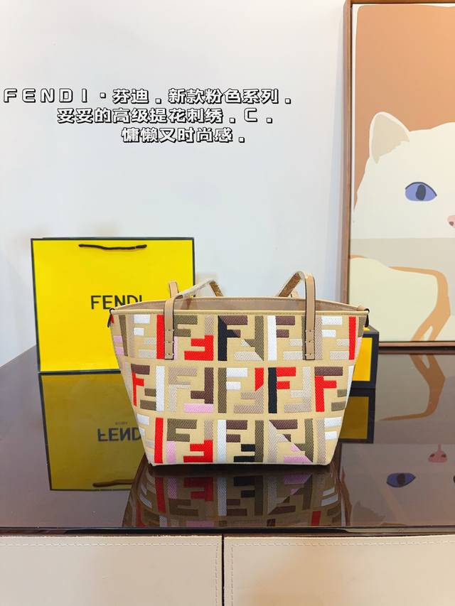 芬迪fendi 新款菜篮子 在搞什么把度假系列弄的这么好看好喜欢的“菜篮子”A去海边沙滩可以拎这个包这一季立体雕花的设计 满满的经典复古韵致。手袋的多样焕新色彩